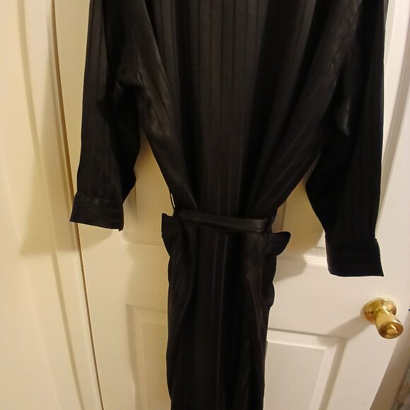Majestic Black 💯 Silk Robe - Picture 5 of 8